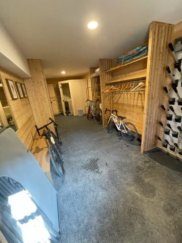 Ski room avec vélos (3).jpeg